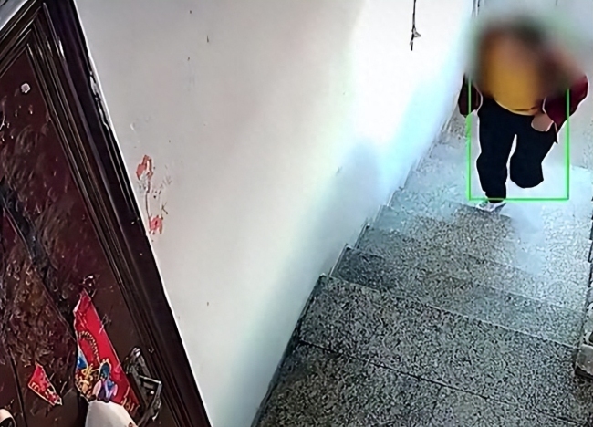 男子长期被邻居砸门骚扰 报警四五十次，邻居甚至越发疯狂
