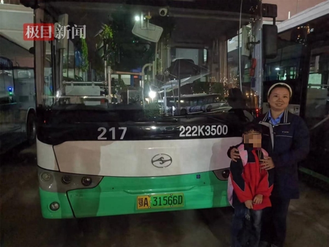 公交女司机临时客串妈妈，把小女孩安全送回家