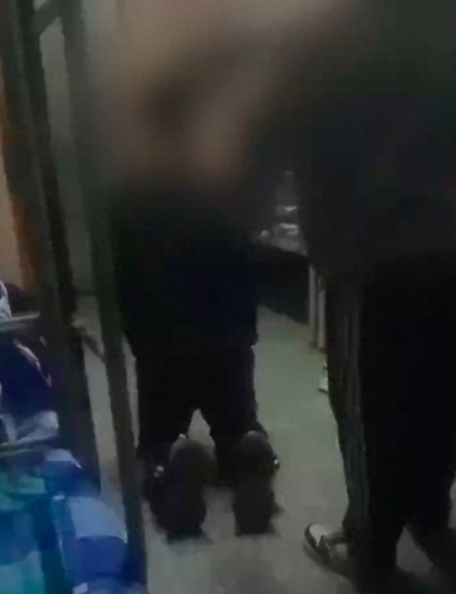 网传男孩宿舍跪地遭同学抽打，当地教育局表示正调查核实