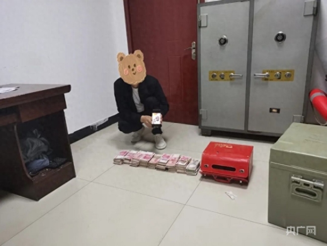 男子买菜捡46万现金，超市门口的一个皮箱里装满现金