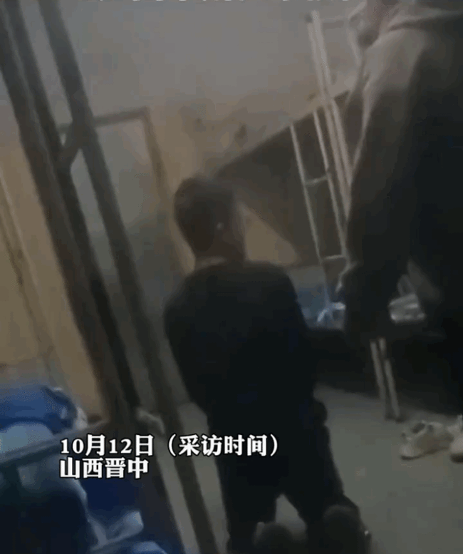 网传男生跪地遭同学用扫帚抽打