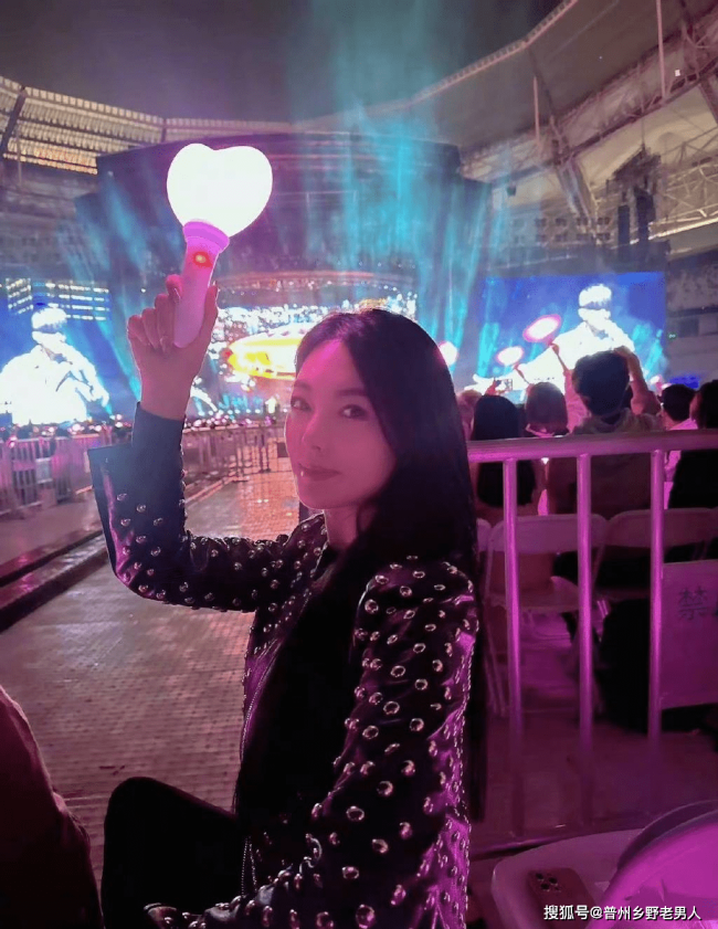 周杰伦演唱会偶遇张雨绮 两人互动甜蜜，这是要合作吗？