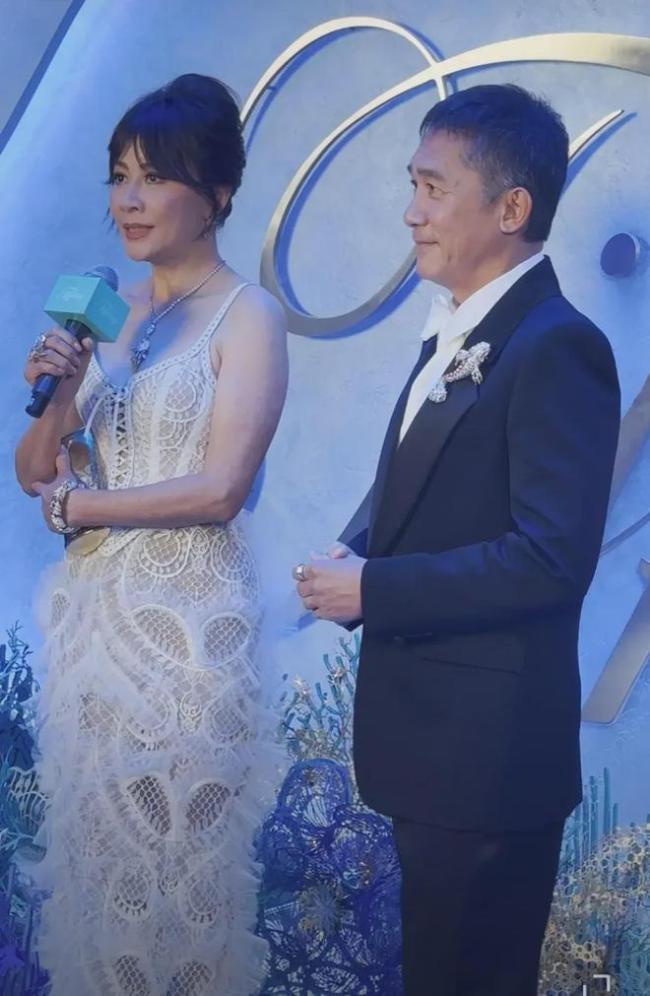 梁朝伟刘嘉玲参加活动,伟仔依然保持着帅气形象