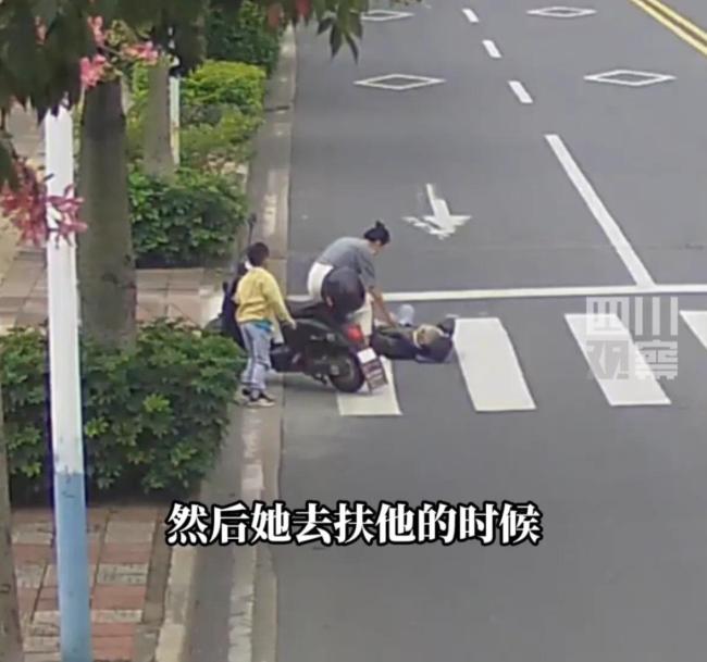 路口监控记录下的一幕：9旬老人街头摔倒众人扶