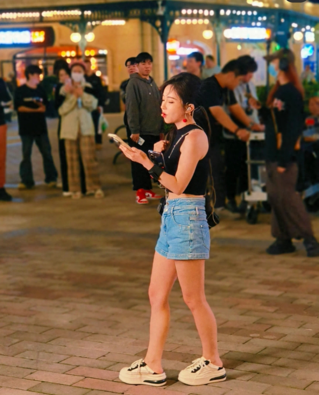 从照片中能够看出,当天的冯提莫身穿黑色t恤和蓝色牛