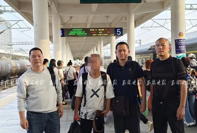 男子赌气出走23年被接回 与阔别已久的家人团聚