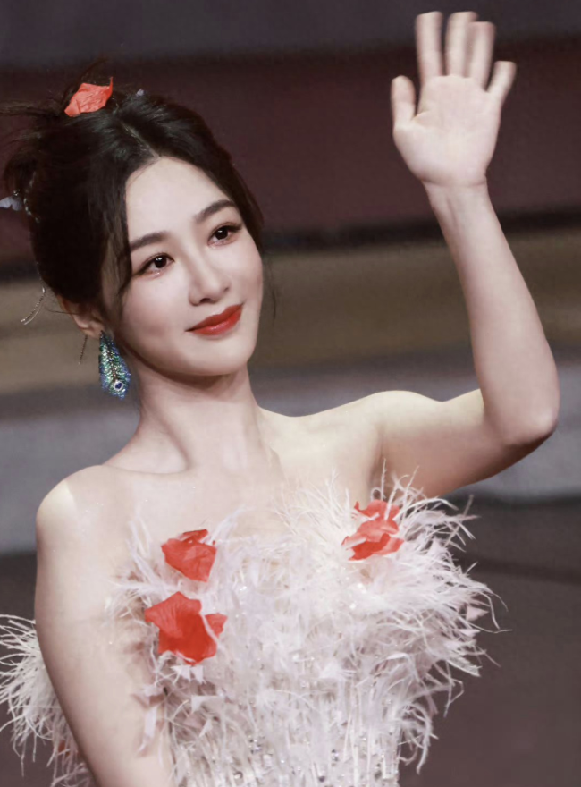 《长相思》庆典:代露娃杨紫牵手下台 两人全程紧贴感情要好