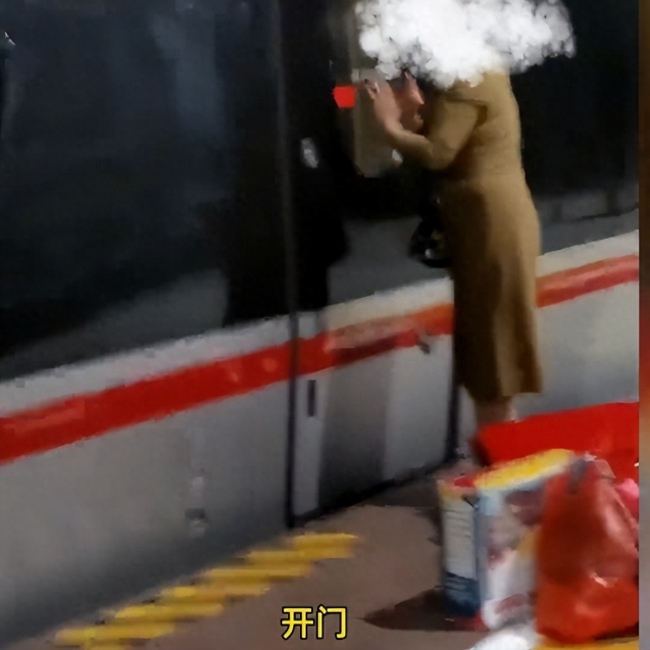 湖南长沙一女子疑因行李太多错过高铁激动拍打车门，被工作人员拉开后躺地大哭