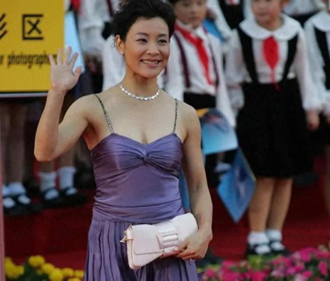 产后复出，雎晓雯参加线下活动首度回归公众视野公开亮相