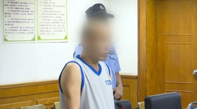 男子因没有工作持刀铁锤抢劫金店，失败后企图自杀相要挟
