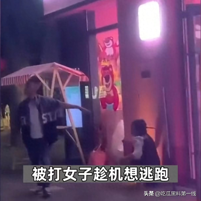 劝都劝不住！怀疑妻子出轨 男子当街踢踹女方 警方赶到将其制服带走