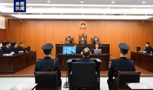 落马前曾穿着标有警号000001的“老虎” 敛财5.5亿元