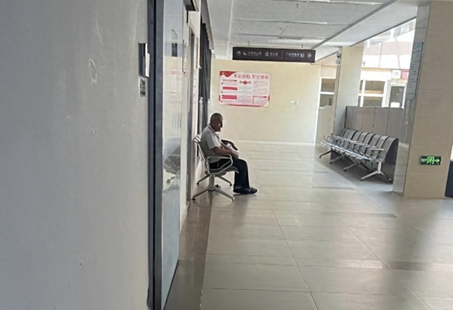 医生一条朋友圈感动全网 ICU门外老人背后的温情故事 