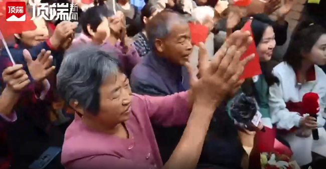 神十七发射成功，江新林父亲挥国旗欢呼激动落泪，说等儿子回来一定蒸他最爱吃的馒头