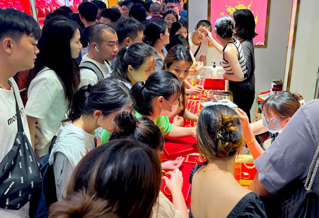 00后理财基因动了，囤起金来也疯狂