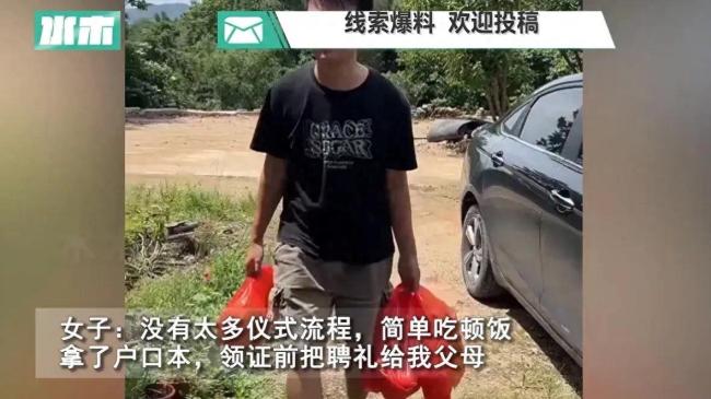 浪漫且朴素的爱情，男子独自带礼物上女友家提亲