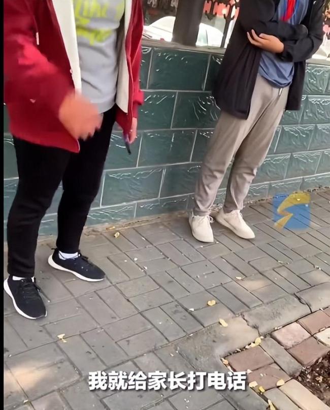 大姐逆行撞伤孩子后闯红灯逃逸 路人骑电动车追十几分钟将其拽回