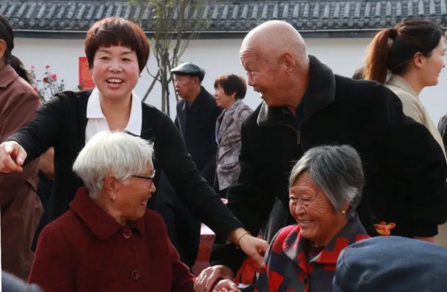 多地村庄宴请老人吃席 陪伴老人欢度重阳节