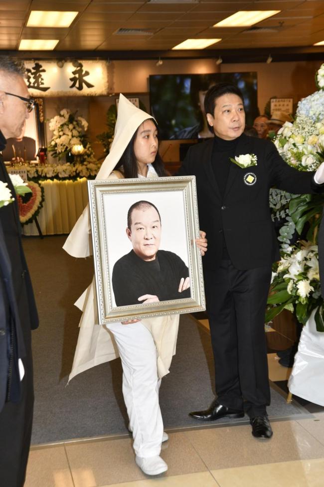 洪金宝拄着拐杖参加孟海葬礼:步履蹒跚 难掩伤心憔悴