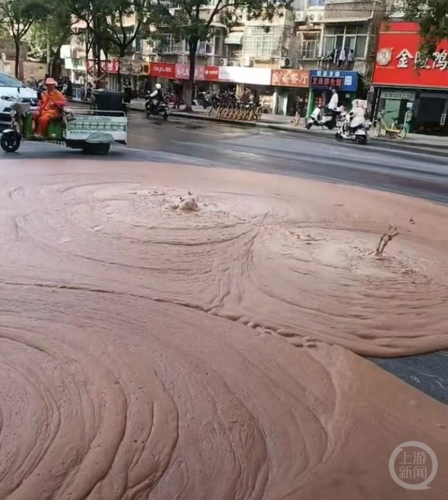 南京一路面持续喷涌红褐色不明物质 交警：地下施工作业造成的泡沫
