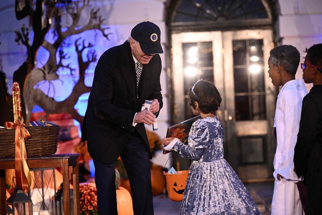 拜登在白宫举办万圣节活动中给孩子们发糖 手抖掉落糖盒引发关注