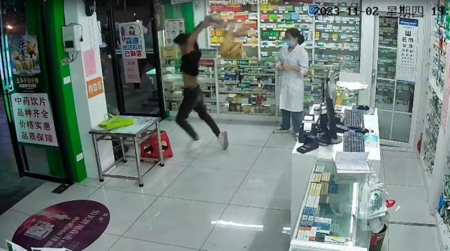 一男子在药店和街头多次暴打女子，警方：施暴者已被抓获