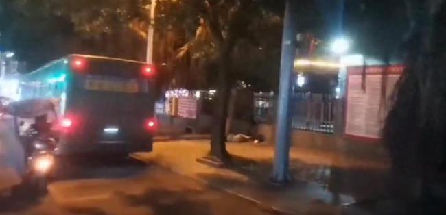 警方谈男子药店暴打女子：男子已被抓获，女子没有生命危险