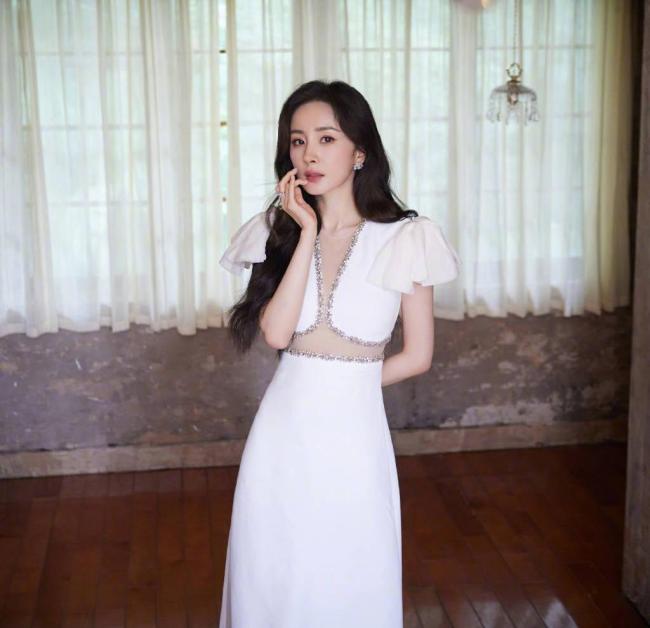 杨幂近日已退出嘉行传媒股东，与嘉行传媒已无商业关联