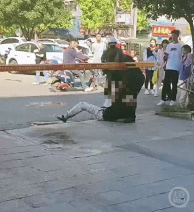 闹大了！两老头当街互殴持刀行凶致1死 警方介入调查