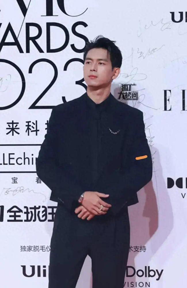 大背头的发型让他看起来更加成熟自信,散发出独特的男性魅力.