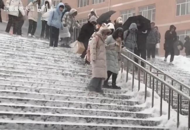 暴雪中的哈尔滨大学生