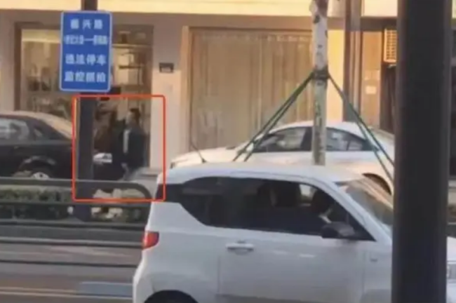 警方通报女律师庭审后被当街袭击：伤者无生命危险