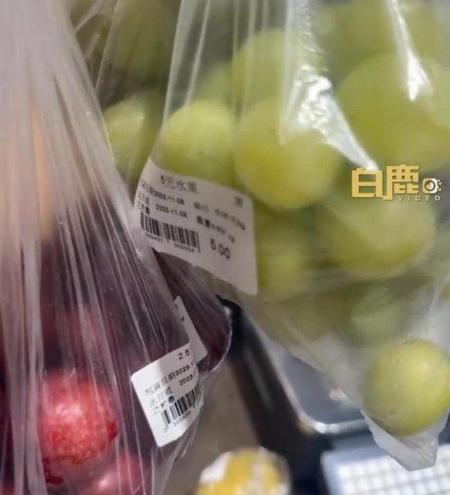 学生超市跟阿姨抢购水果 10元抢到一堆实惠水果