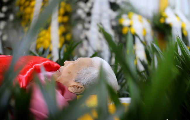 主持人张泽群母亲去世 悲痛悼念含泪送别,头发凌乱显沧桑