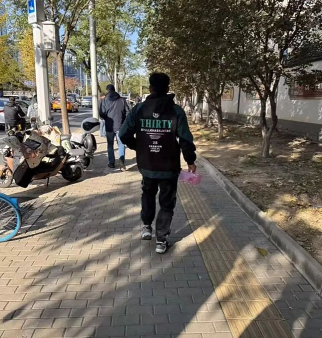 工作人员抓捕猕猴