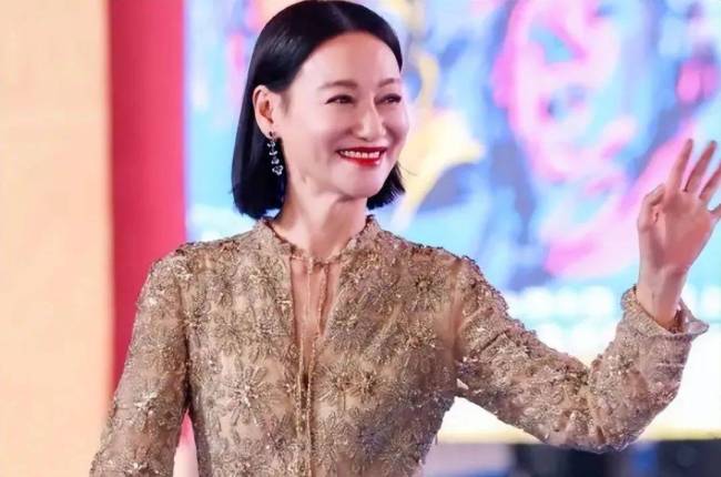 金鸡一刻:周冬雨邓超红眼眶,殷桃闫妮洒泪,李雪健获奖全体起立