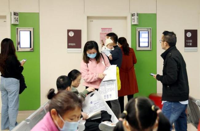 重庆市妇幼保健院儿科门诊，家长带着孩子等待就诊。&nbsp;
