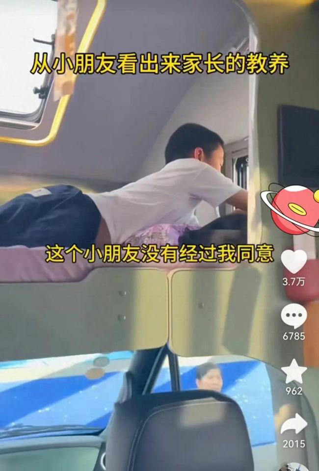 小孩私闯男子房车内捣乱，男子提醒却遭小孩母亲嘲讽