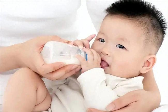  因孩子吃奶粉被撤母乳假 法院支持其继续转母乳