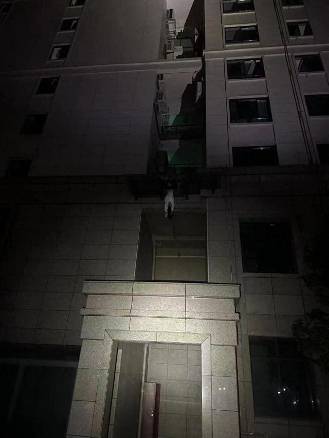 初中女生深夜约会爬窗户从9楼坠亡 当地消防：具体请款不便透露
