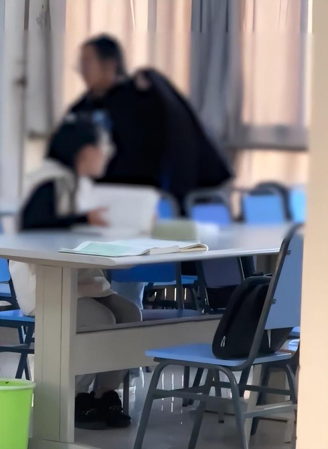 网友爆料河北沧州高校一女生占座还打砸驱赶同学
