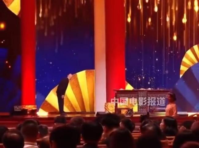 周冬雨“金鸡奖”颁奖现场引争议 被批不尊重葛优