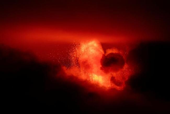 欧洲最高活火山再次喷发，喷出岩浆和火山灰