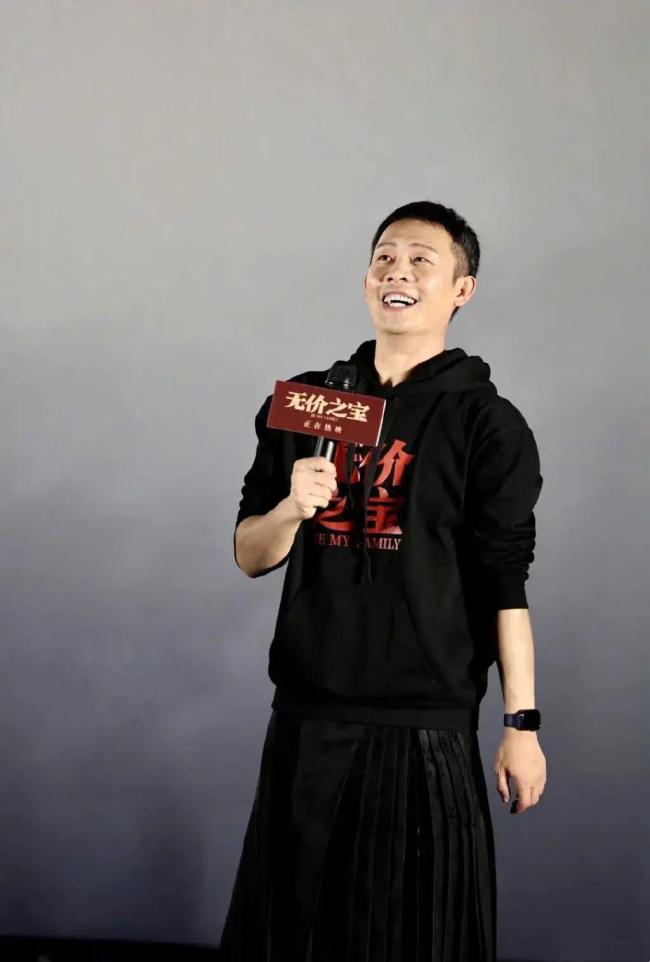 张译在西安路演穿马面裙 网友大呼：太有魅力了