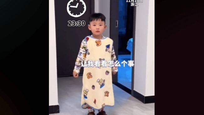 父母趁孩子睡着点外卖偷吃被发现
