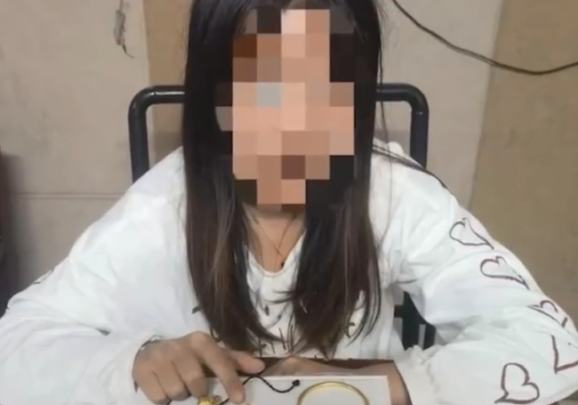 女子偷闺蜜金饰不成，直接将6万元首饰抢走