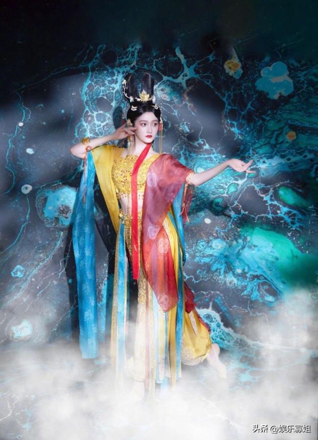 关晓彤《王牌对王牌》cos敦煌飞天 身披彩绸翩跹起舞