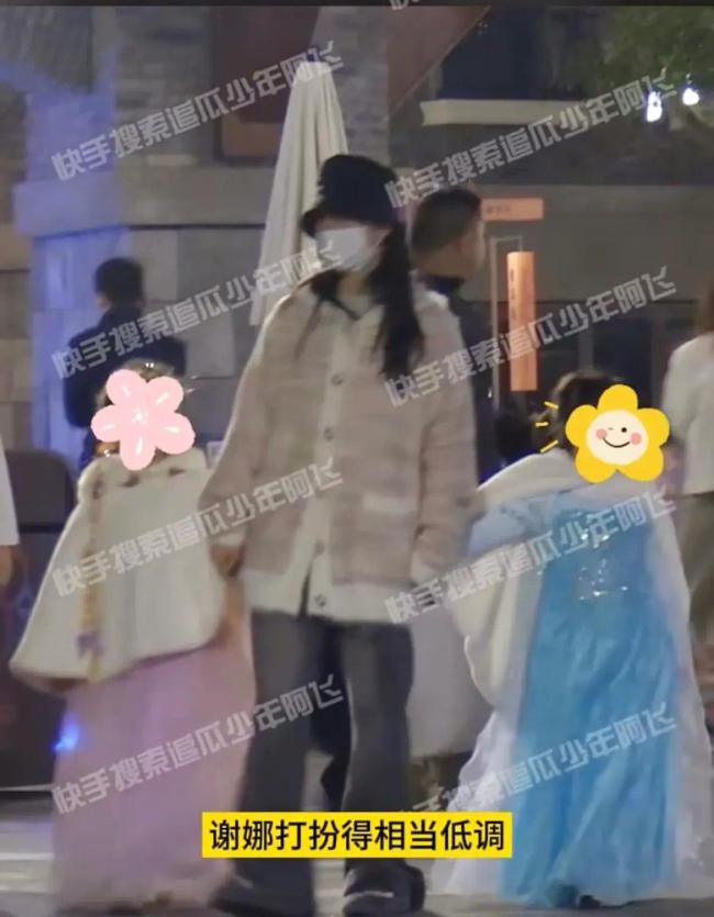 张杰谢娜带女儿迪士尼玩耍 三个女儿同穿公主裙十分可爱