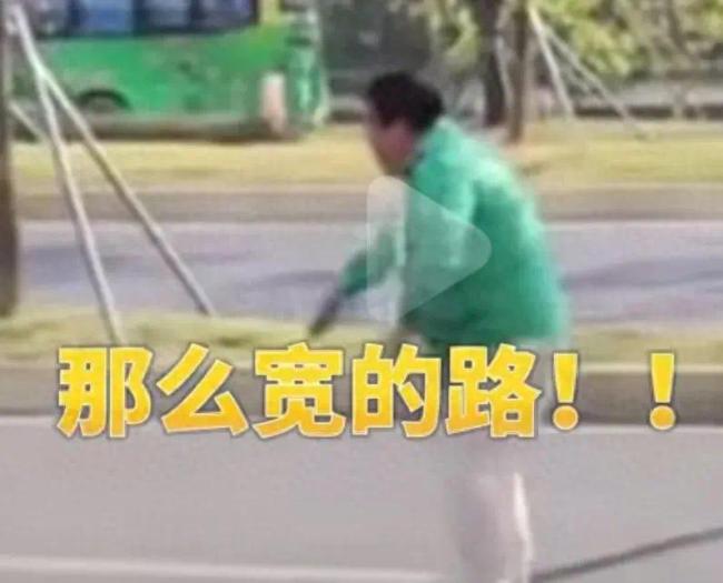 马路发生交通事故男子崩溃大叫，原来是这样，我要笑死在评论区里
