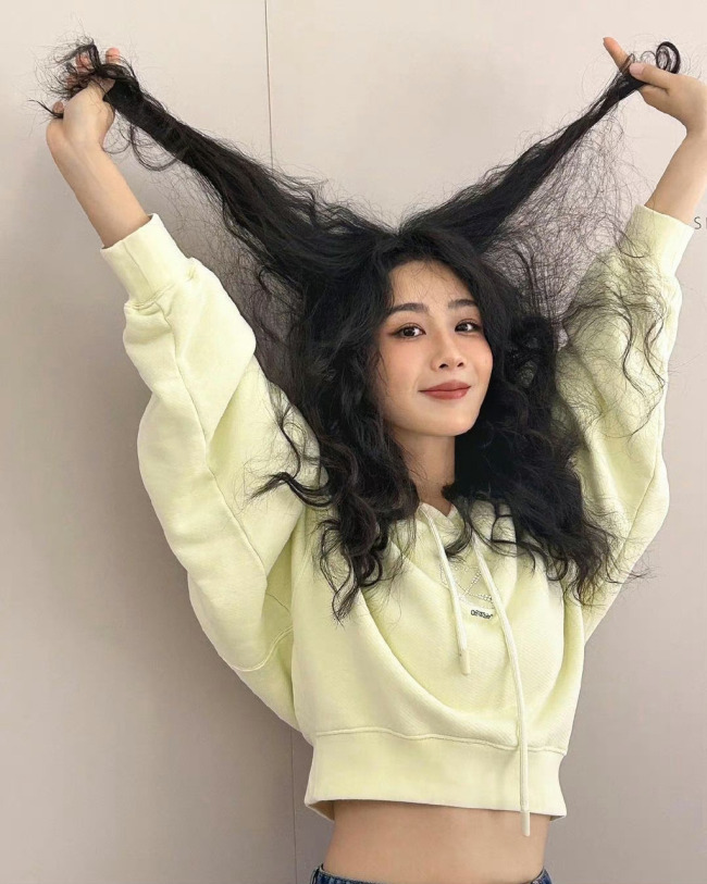 杨紫时尚先生双刊封面预告，首位女星双刊策划